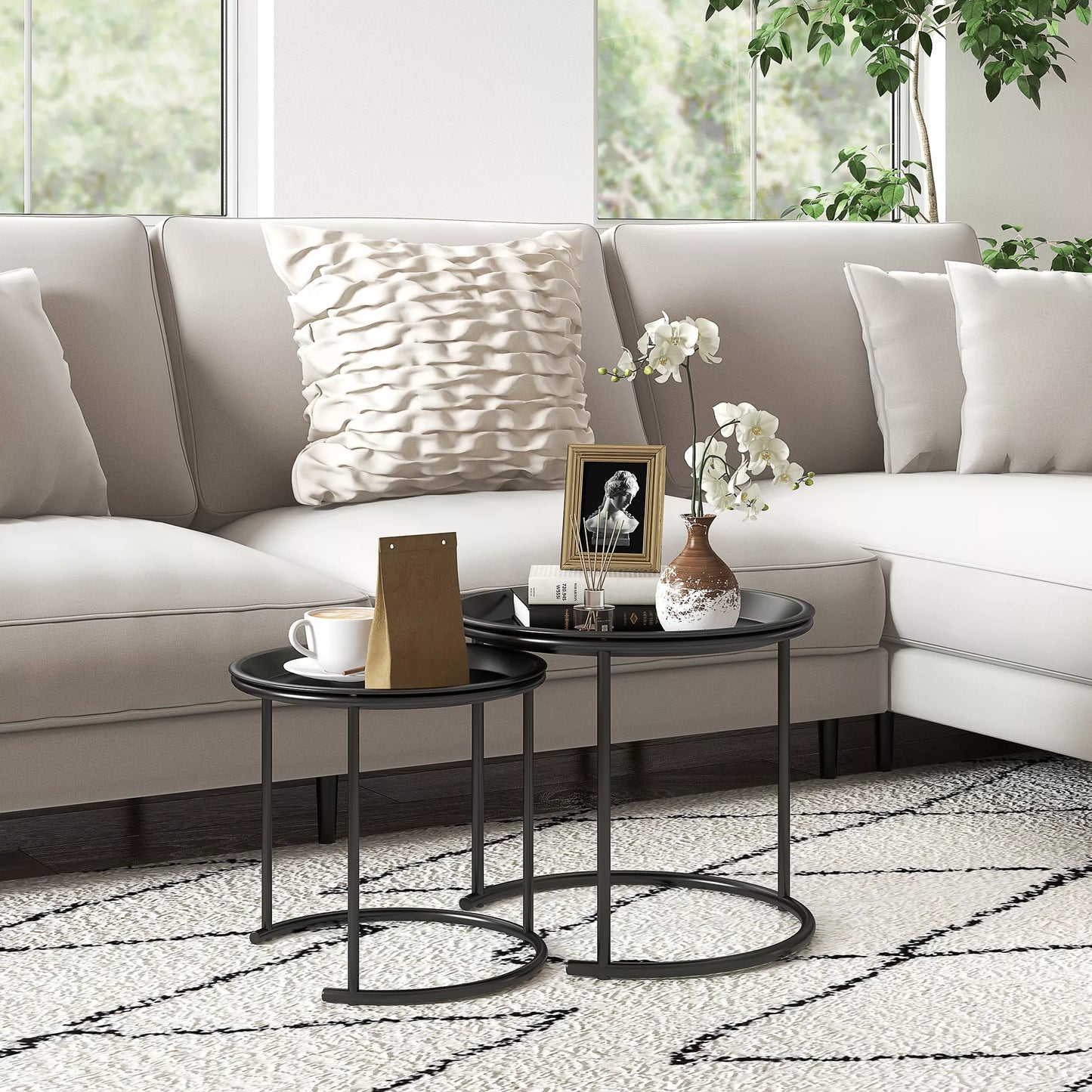 2 vnt. metalinių staliukų komplektas, įstatomi vienas į kitą, stalviršiai gali būti naudojami kaip padėklai, juodi