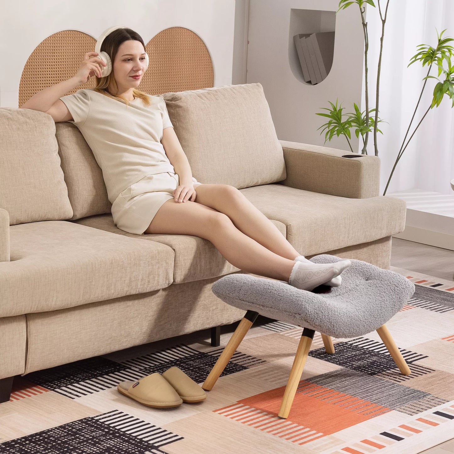 Modernus pufas su vilnos užvalkalu ir medinėmis kojelėmis, minkštas, svetainei, miegamajam, koridoriui, šviesiai pilkas