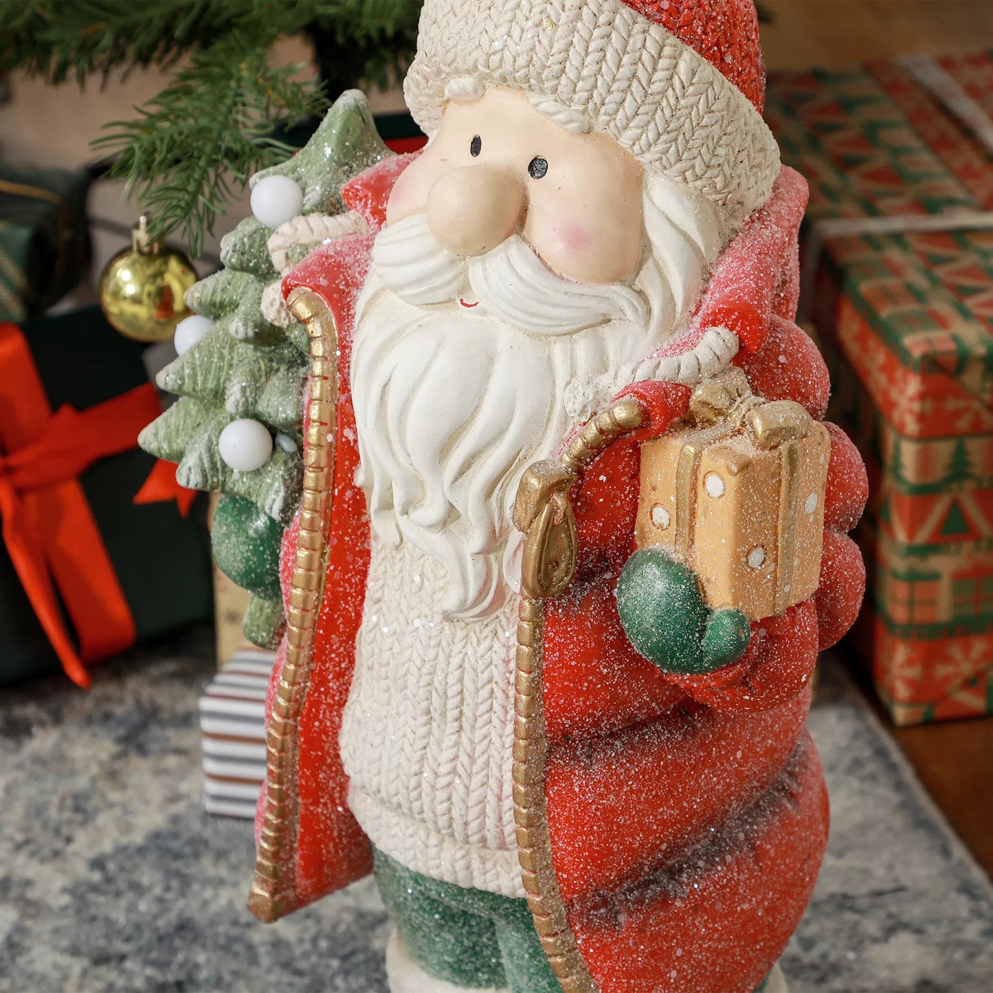 HOMCOM Kalėdų Senelio figūrėlė su eglute ir dovana, 3 šiltai baltos LED lemputės, maitinamas baterijomis, 50 cm