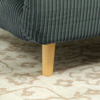 Tamsiai žalio fotelio medinės kojelės stambus planas