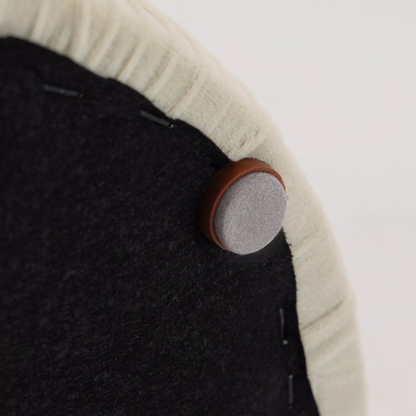 2 vnt. komplektas su atlošu ir daiktų laikymo dėže, su dangčiu, apvalus pufas su aksomo apmušalu, 36 x 36 x 41,5 cm, kreminės baltos spalvos