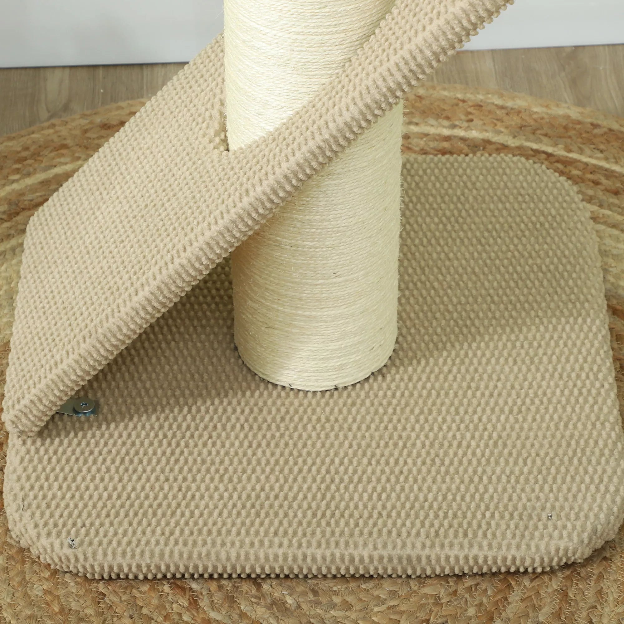 Katėms skirtas braižymo medis su pagalvėle, kolona ir žaisliniu kamuoliuku, kilimu ir sizaliu, 84 cm, šviesiai rudos spalvos