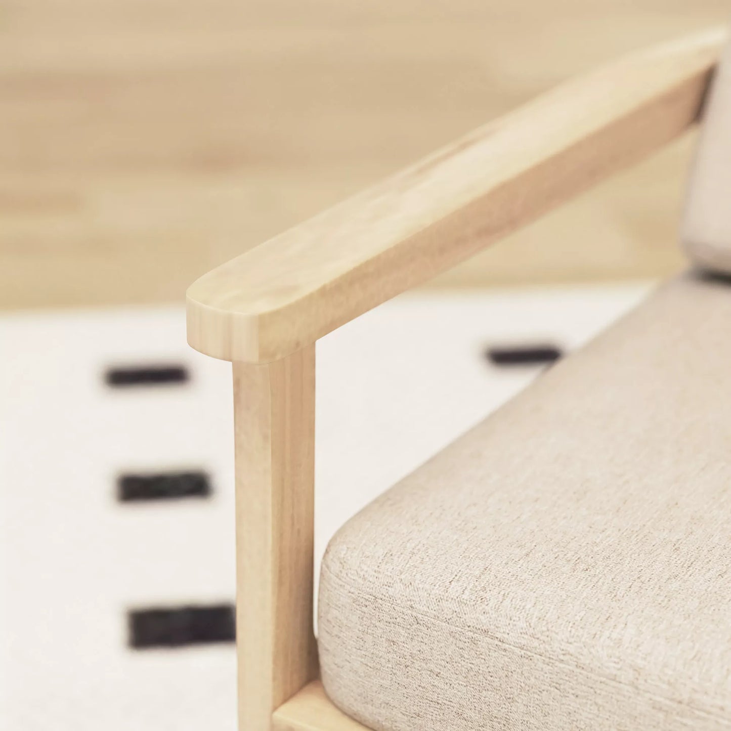 Minkštas krėslas su porankiais, tvirtu mediniu rėmu ir nuimamomis pagalvėlėmis, skirtas svetainei, miegamajam, smėlio spalvos