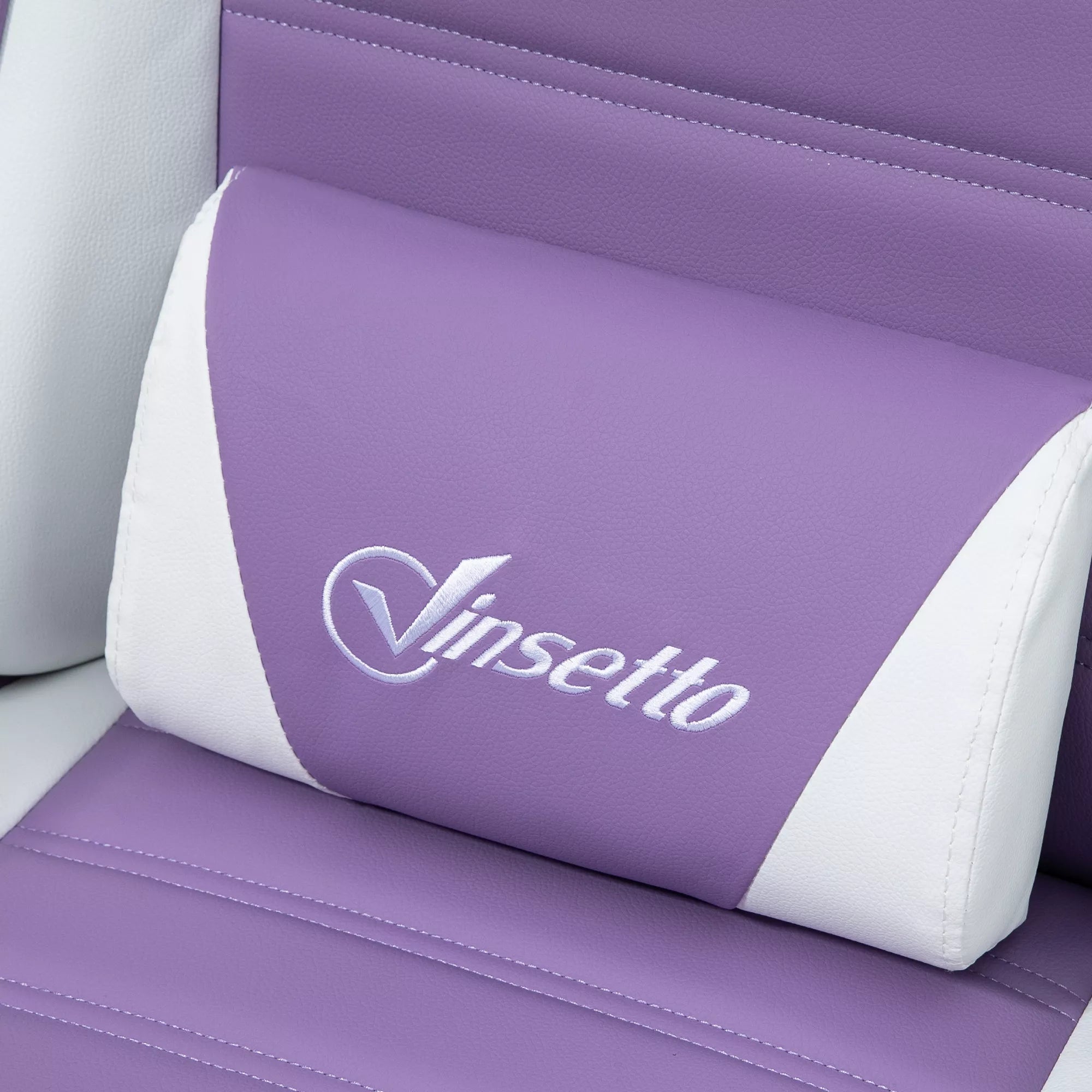 Violetinės žaidimų kėdės atlošo siūliai ir logotipas, detalė iš arti
