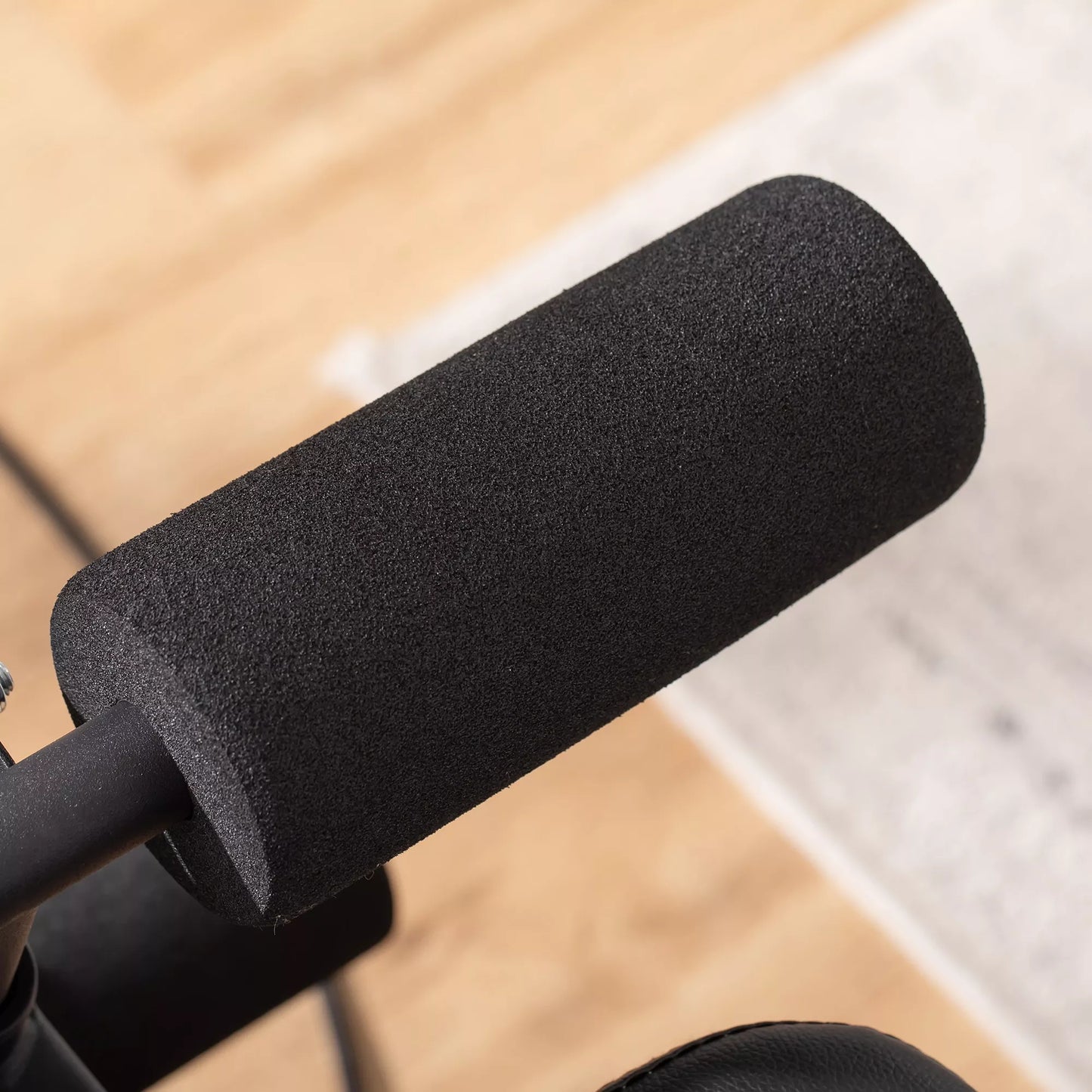 Reguliuojamas treniruočių suoliukas su gumomis, suoliukas atsispaudimams namų treniruotėms, 6 atlošo pozicijos, keliamoji galia iki 150 kg, plienas, dirbtinė oda, juoda+raudona, 145 x 49 x 48-127 cm