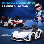Berniukas prie balto vaikų Lamborghini su įjungtais žibintais