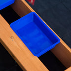 Mėlyna plastikinė smėlio dėžės vonelė iš arti