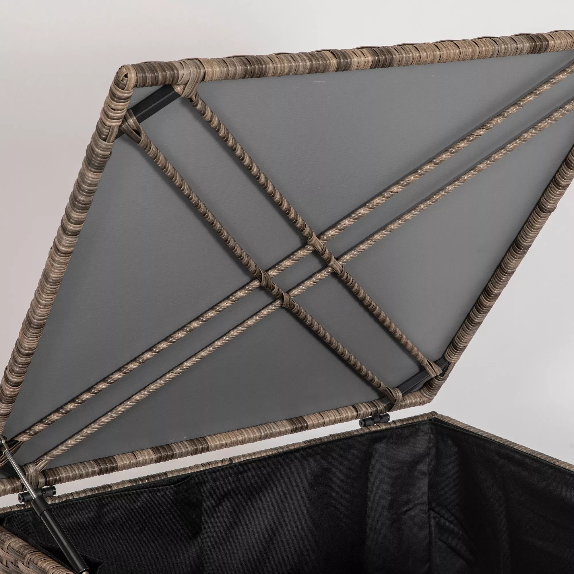 Polyrattan laikymo dėžė, audinio vidinis pamušalas, lengvai atidaroma/uždaroma, metalinis rėmas, 75B x 75T x 70H cm, juoda