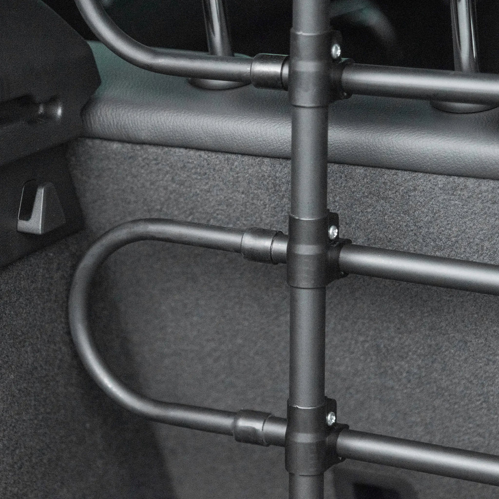 Grotelių tvirtinimo prie automobilio šono detalė iš arti, matomas varžtas