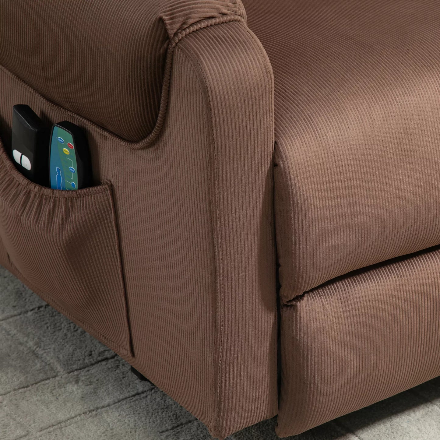 Elektrinis televizoriaus krėslas su atsisėdimo/atsistojimo pagalba, masažinis krėslas su gulėjimo ir šildymo funkcija, relaksacinis krėslas su nuotolinio valdymo pulteliu ir šonine kišene, reguliuojamas, poliesterio audinys, rudos spalvos