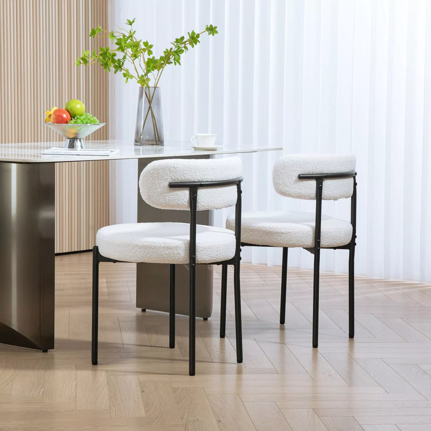 2 vnt. valgomojo kėdžių rinkinys, vilnos apmušalas, kėdės su paminkštinta sėdyne, metalinės kojos, kreminės baltos spalvos