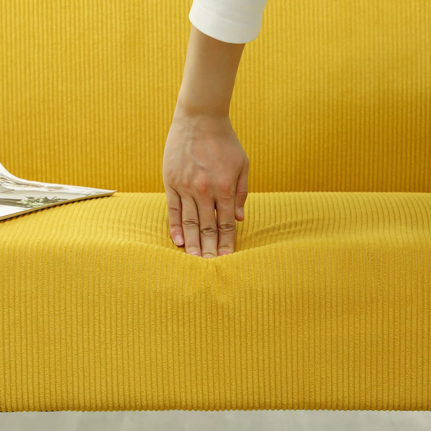 Dvivietė sofa su velveto apmušalu, storu paminkštinimu ir tvirtais mediniais kojomis, skirta svetainei, miegamajam, biurui, geltonos spalvos.