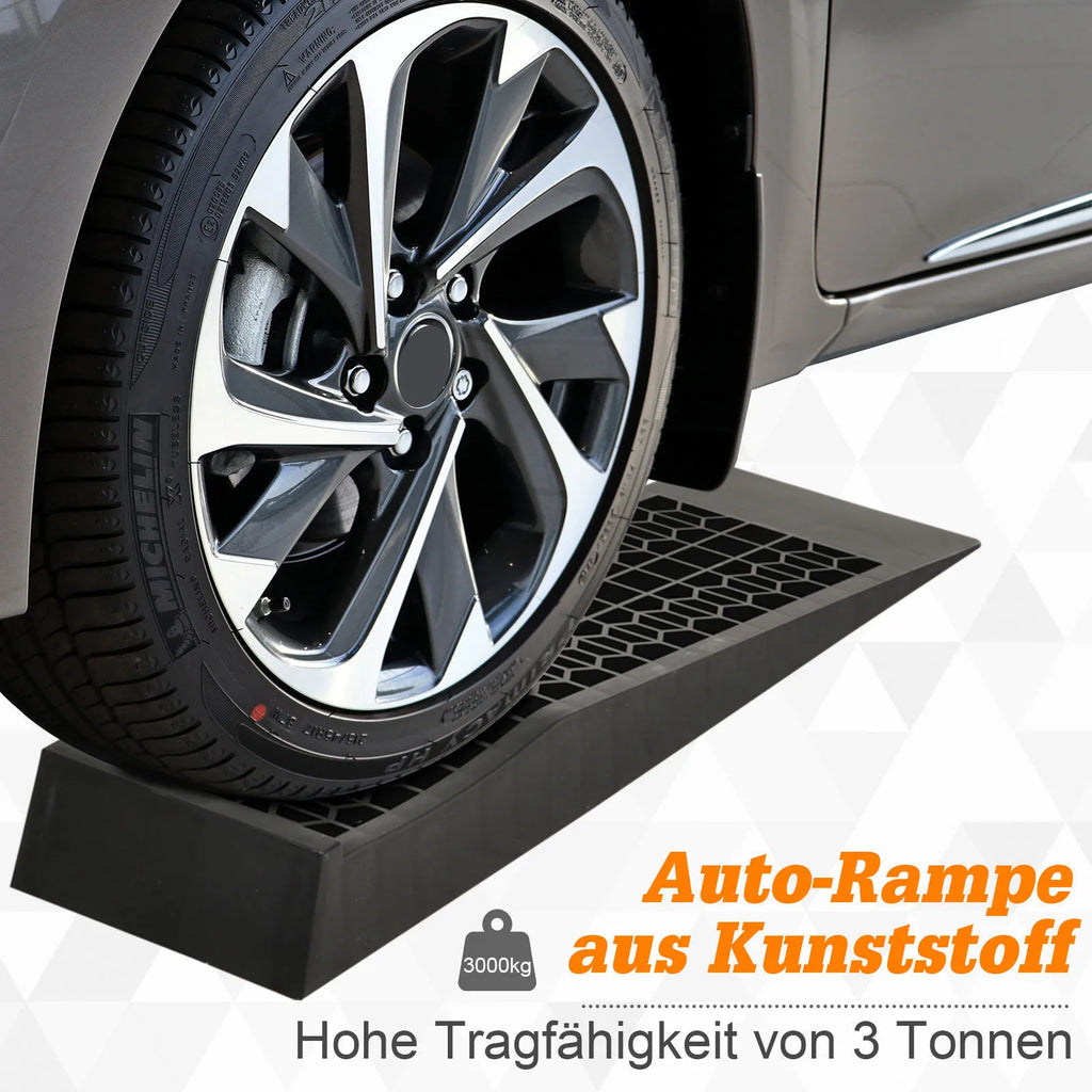 Pilko automobilio ratas ant rampos, pabrėžiant didelę keliamąją galią