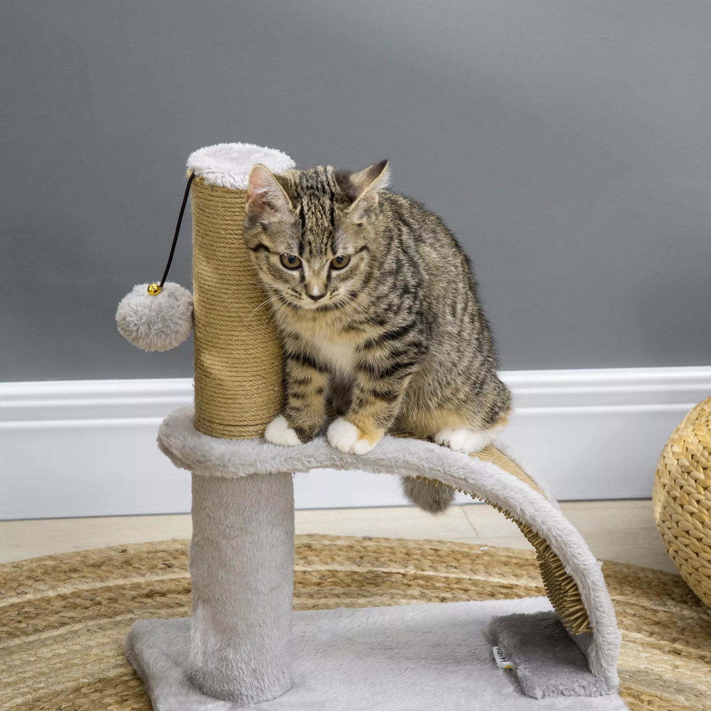 Kačių draskyklė su džiuto apmušalu, kabantis kamuoliukas su varpeliu, draskymo lenta, 34 ilgis x 24 plotis x 43 aukštis cm, pilka