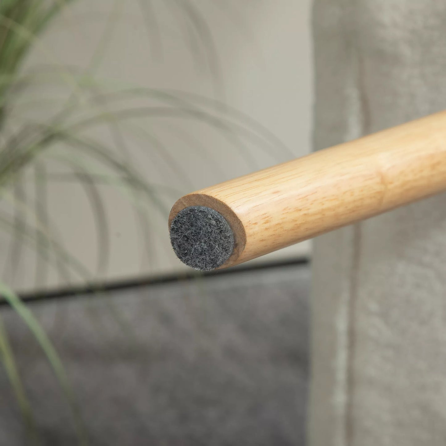 Modernus minkštas pufas su vilnos užvalkalu ir medinėmis kojomis, skirtas svetainei, miegamajam, koridoriui, kreminės baltos spalvos