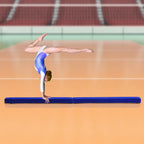Gimnastė sporto arenoje stovi ant rankų, remdamasi į balansinę siją