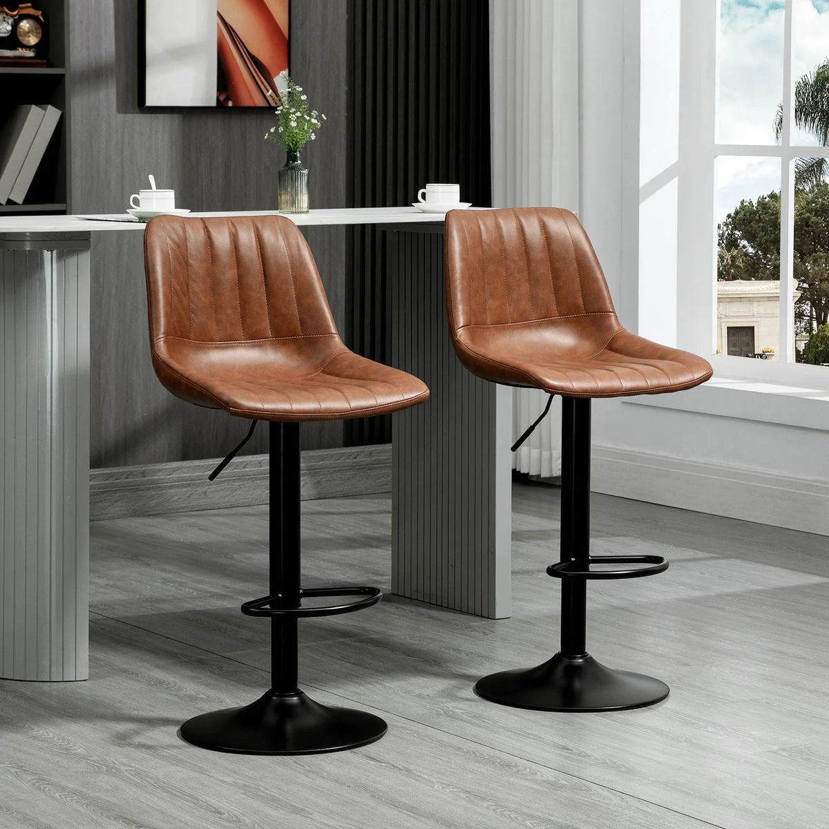 Prie aukšto staliuko pastatytos dvi rudos baro kėdės šalia lango