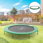 Žalia batuto apsauga uždėta ant trampolino sodo kieme prie namo