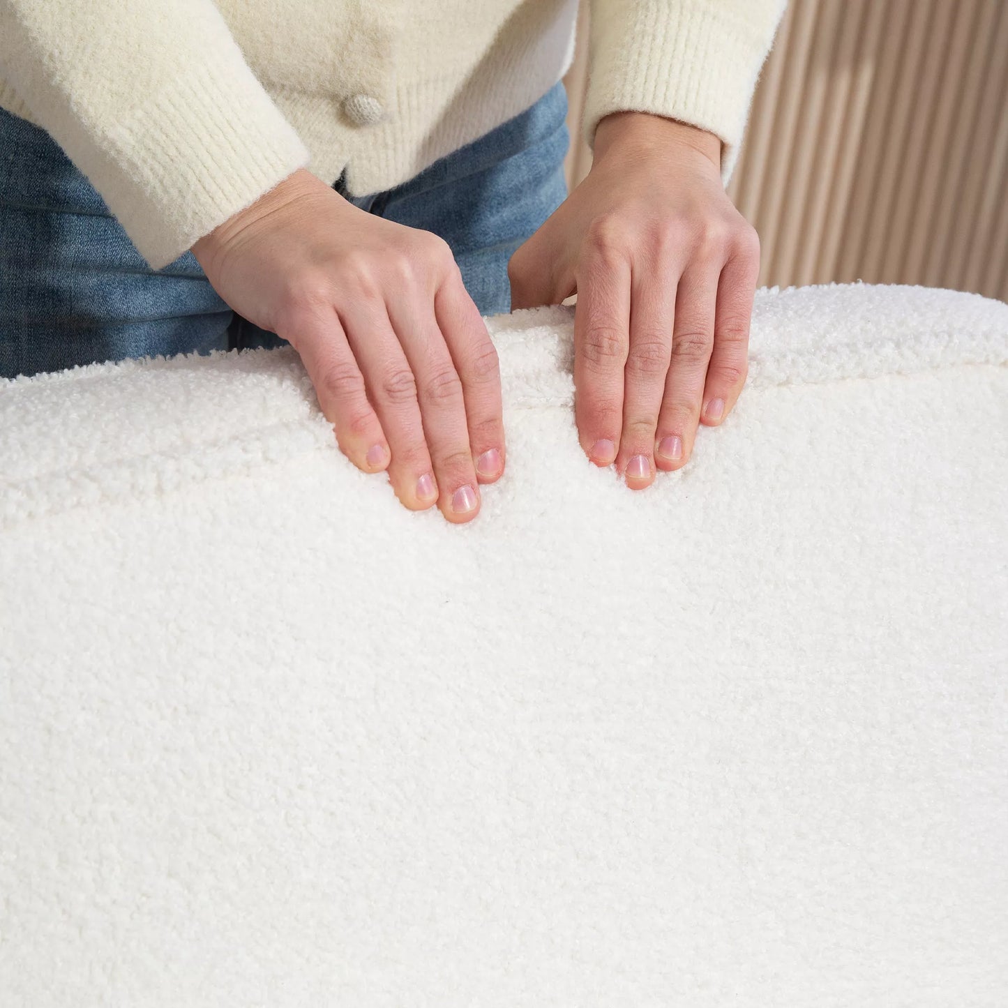 Akcentinis krėslas, apmušta kėdė su audinio apdaila, kaučiukmedžio rėmas, moderni kėdė su pagalvėlėmis, balta