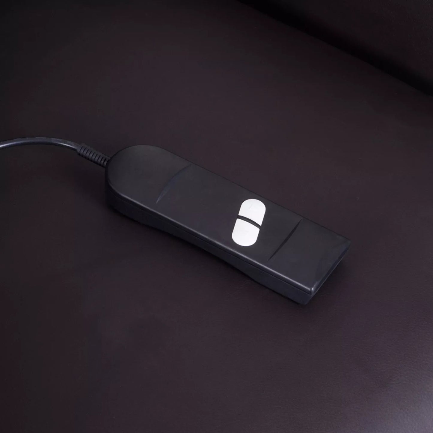 HOMCOM Masažinė ir poilsio kėdė su pakėlimo funkcija, su pulteliu, ruda