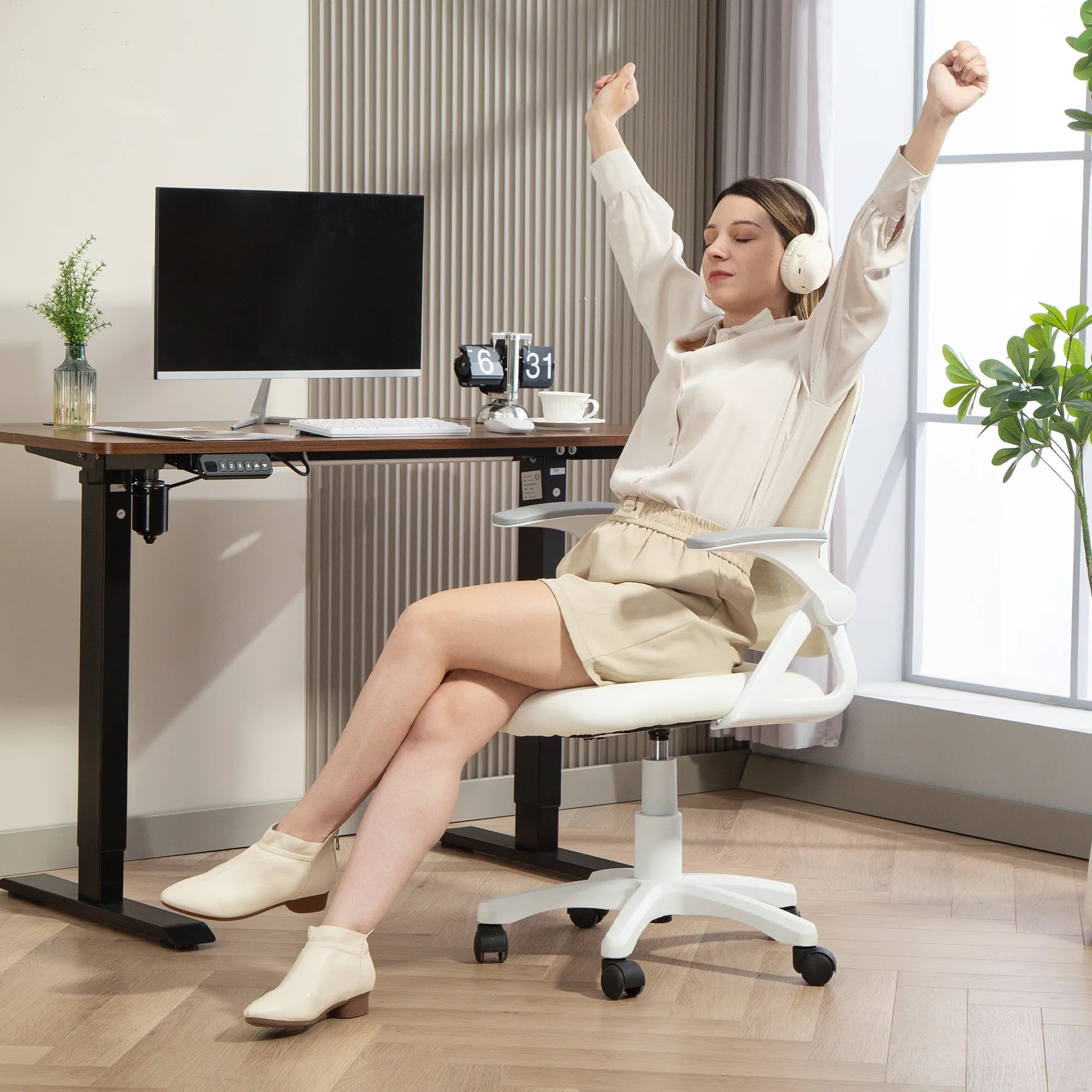 Biuro kėdė ergonomiška su atlenkiamais porankiais, balta