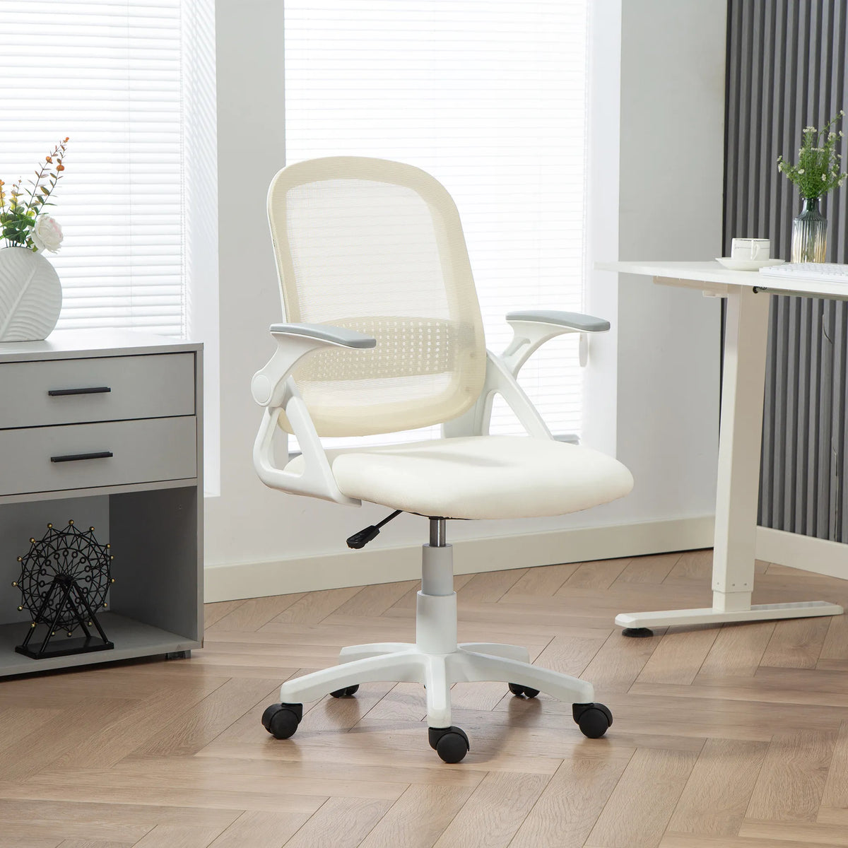 Biuro kėdė ergonomiška su atlenkiamais porankiais, balta