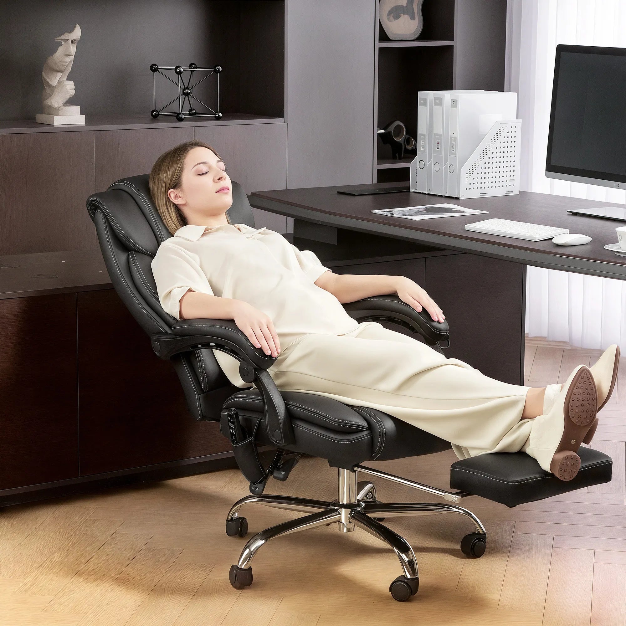 Biuro kėdė ergonomiška su masažo funkcija ir atrama kojoms, juoda