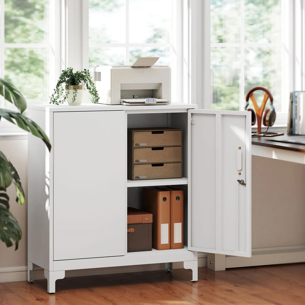 Biuro spintelė, metalinė, su rakinamomis durelėmis, dviejų lygių, balta