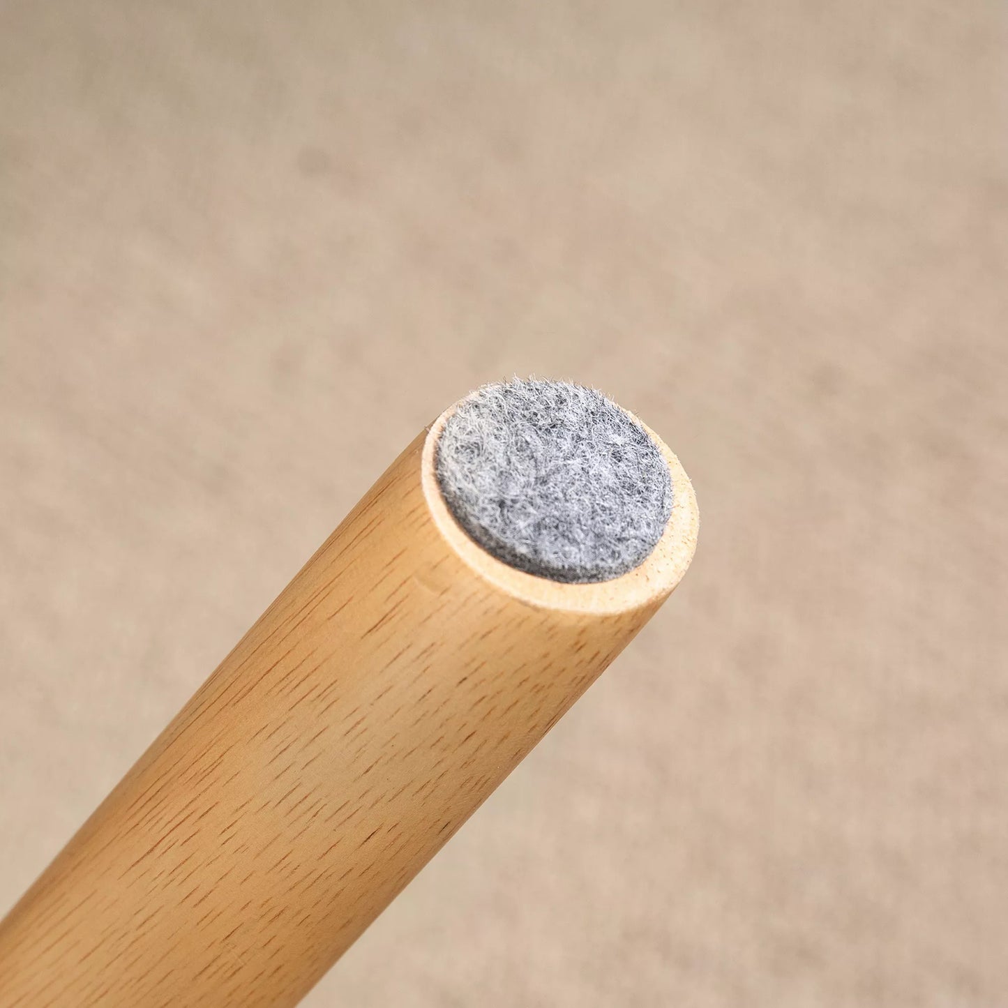 Modernus pufas su fliso apmušalu ir medinėmis kojomis, paminkštintas, skirtas svetainei, miegamajam, prieškambariui, tamsiai pilkos spalvos.