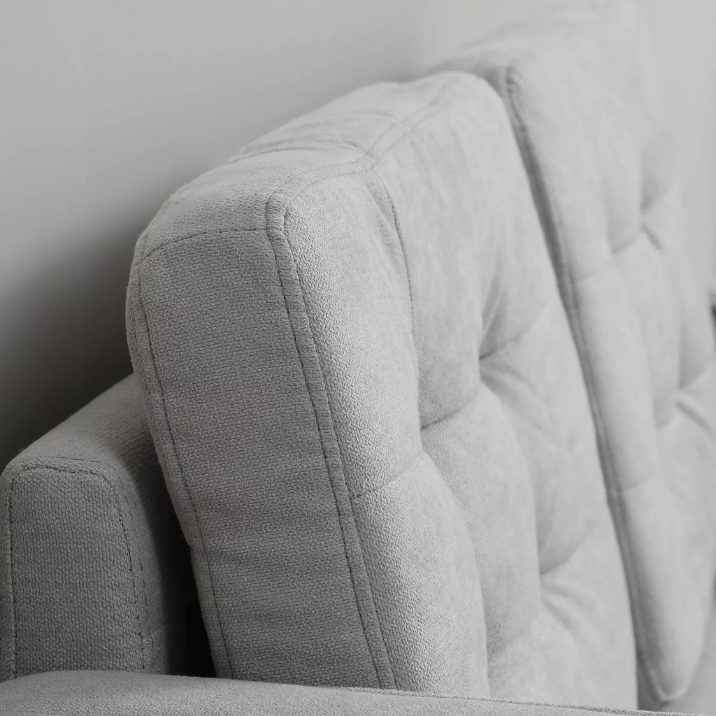 Dvivietė sofa su daiktų laikymo vieta, sagų siuvinėjimu, pagalvėlėmis, kaučiuko medžio mediena, 117x62x78 cm, šviesiai pilka