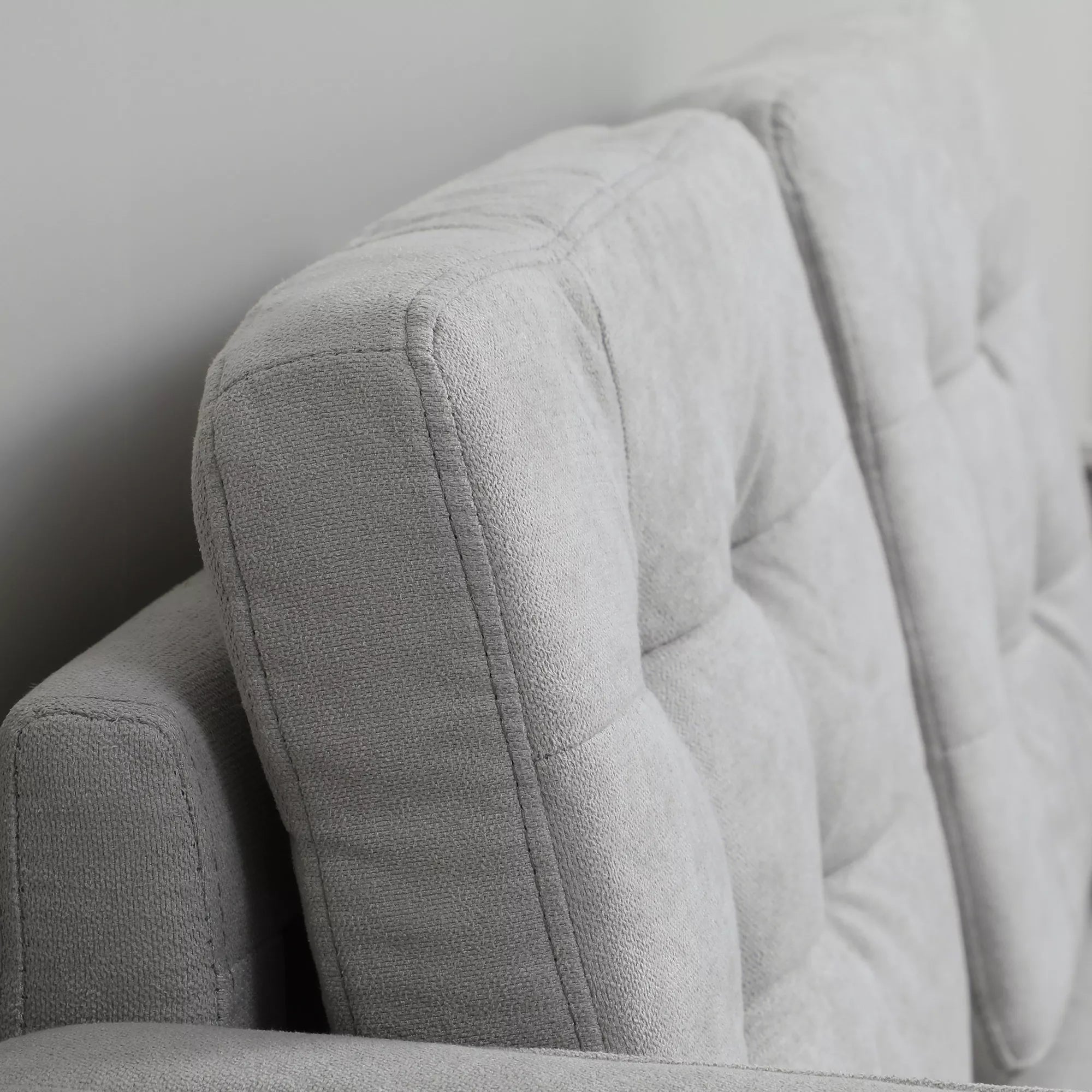 Dvivietė sofa su daiktų laikymo vieta, sagų siuvinėjimu, pagalvėlėmis, kaučiuko medžio mediena, 117x62x78 cm, šviesiai pilka