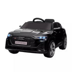 Juodas vaikiškas elektromobilis Audi e-tron Sportback studijoje