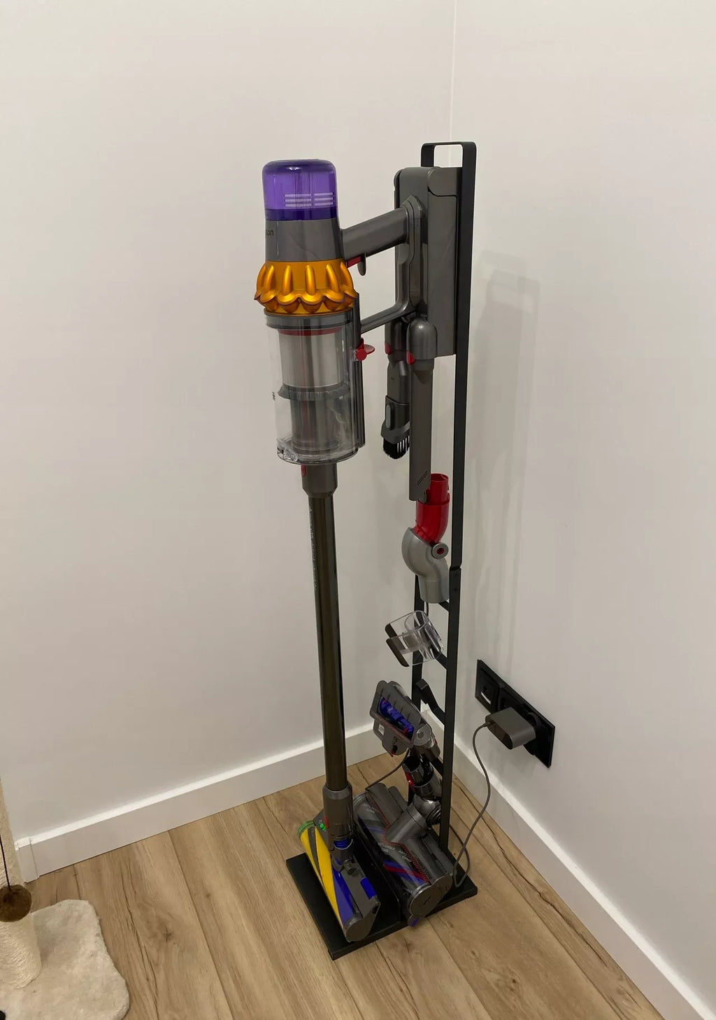 Stovas Dyson stovas dulkių siurbliui V7 V8 V10 V11 V12 V15 Gen5 – laikiklis su priedų laikikliais dulkių siurbliui V7 V8 V10 V11 V12 V15 Gen5 – laikiklis su priedų laikikliais