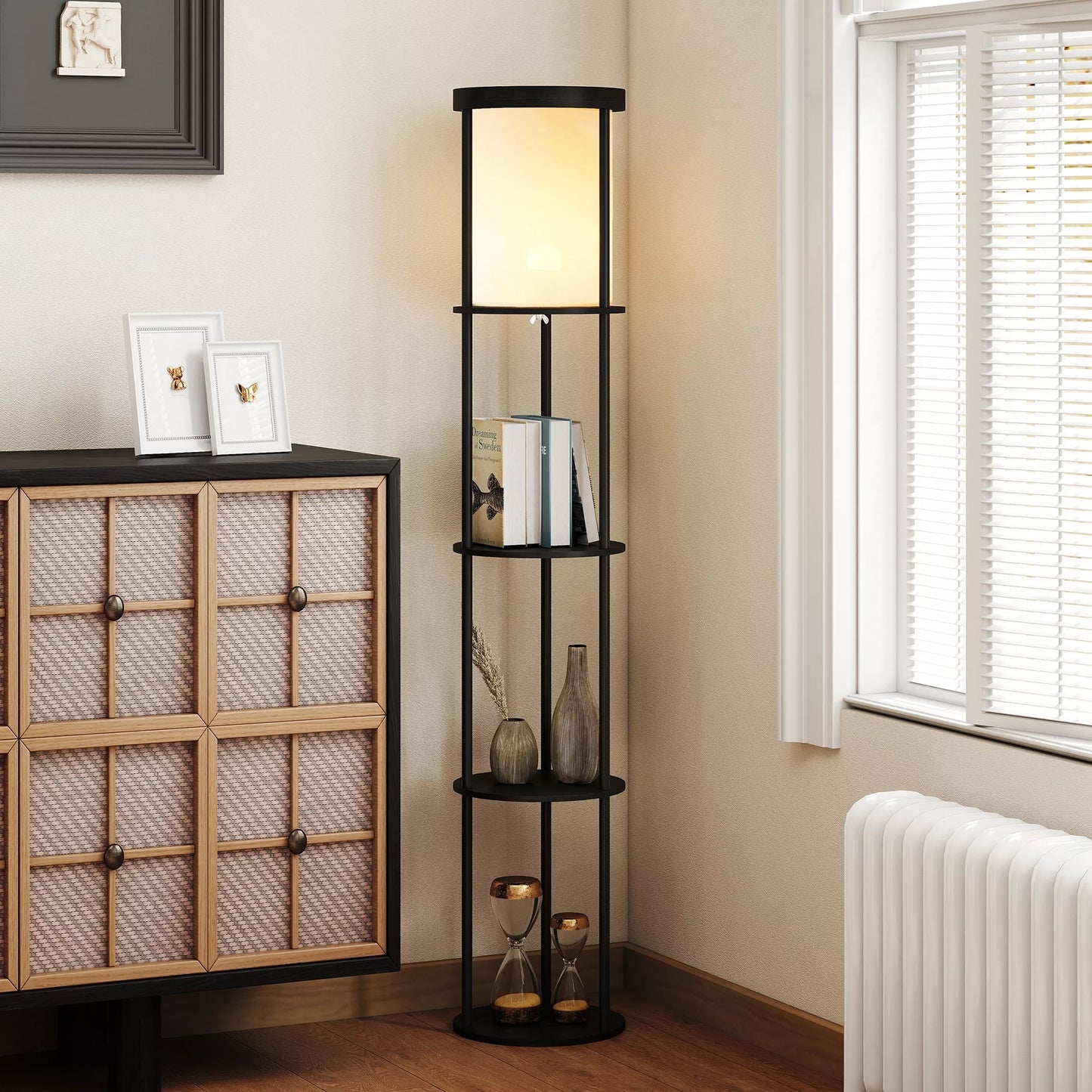 Pastatomas šviestuvas su 3 lentynomis, apvalaus dizaino, su nuotolinio valdymo pultu, su kojiniu jungikliu, reguliuojama šviesos temperatūra, skirta svetainei, juodas