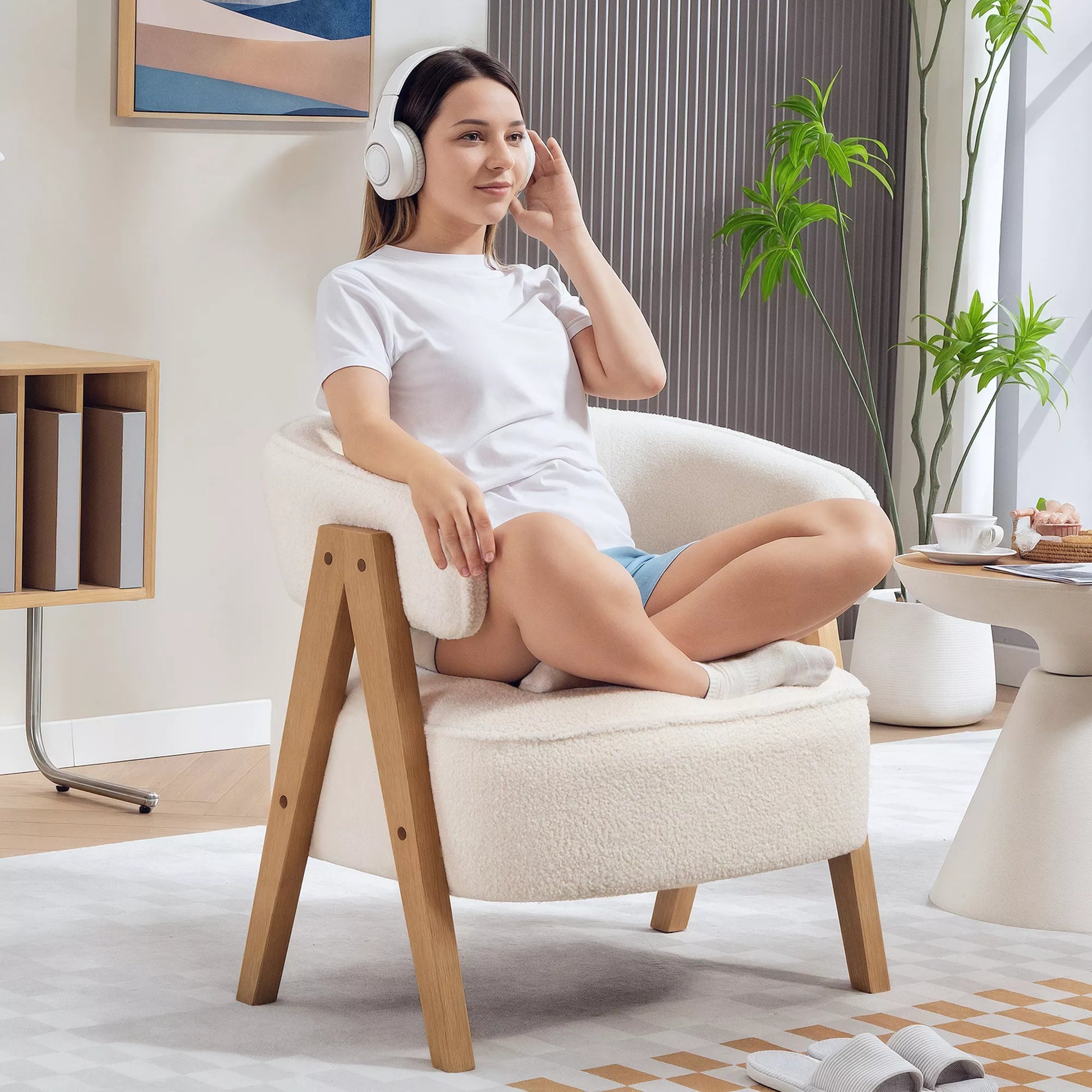 Modernus fotelis su vilnos audinio užvalkalu, akcentinis fotelis, fotelis su porankiais ir medinėmis kojomis, metaliniu rėmu, baltas