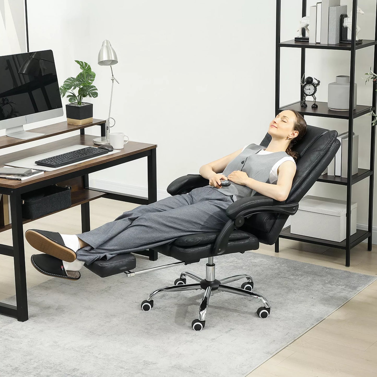 Masažinė biuro kėdė su masažo funkcija, su kojų atrama, reguliuojamo aukščio, 64 cm x 70 cm x 118 cm, Juoda