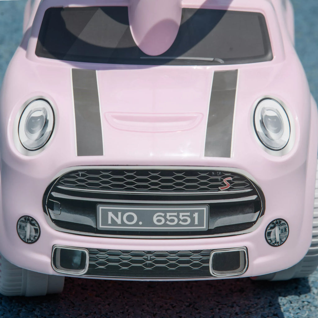 Rožinio vaikiško automobilio priekis iš arti