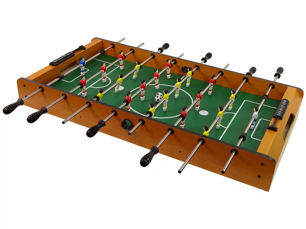 Įstrižai fotografuotas stalo futbolo stalas su spalvotais žaidėjais