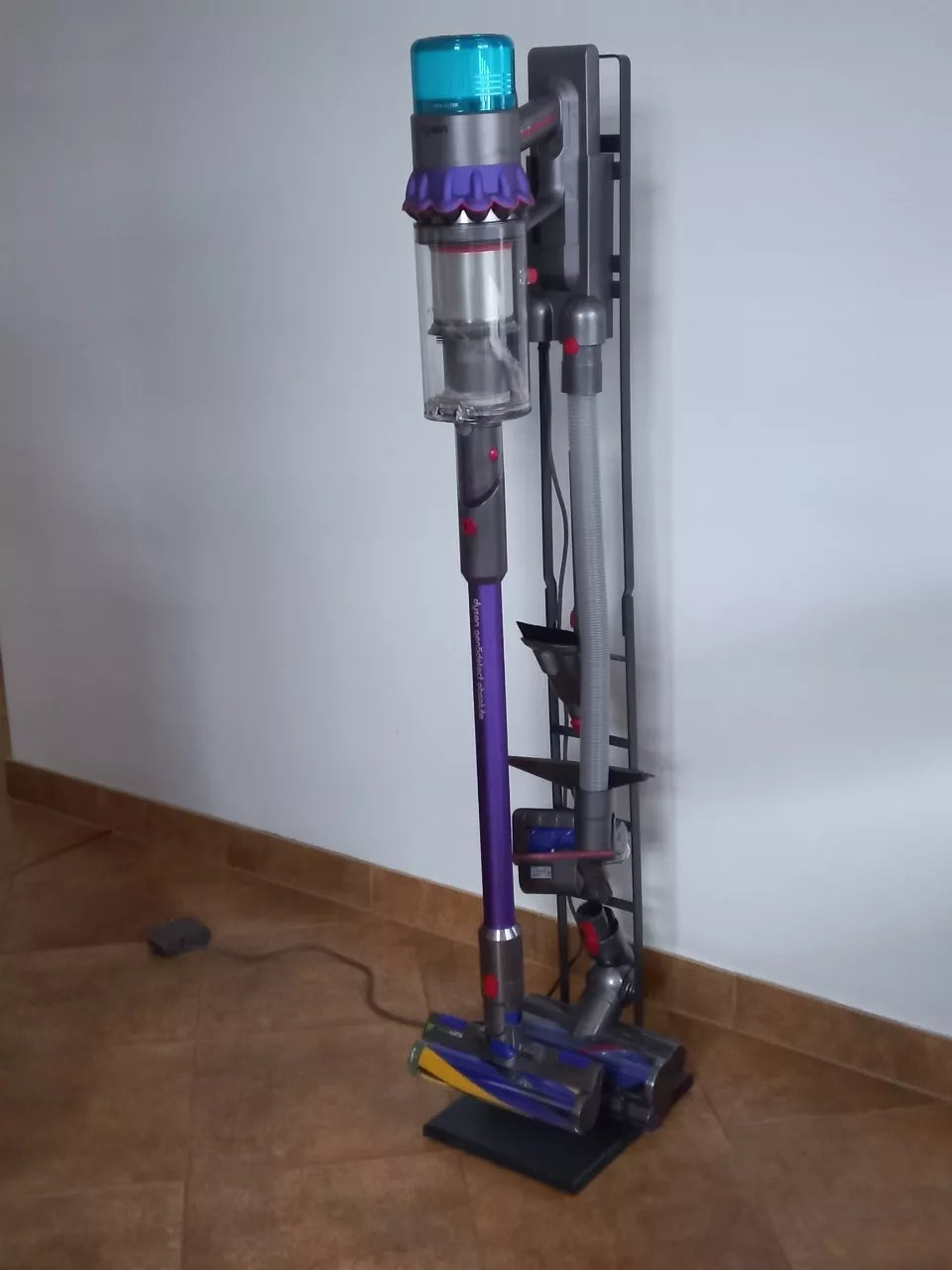 Stovas Dyson stovas dulkių siurbliui V7 V8 V10 V11 V12 V15 Gen5 – laikiklis su priedų laikikliais dulkių siurbliui V7 V8 V10 V11 V12 V15 Gen5 – laikiklis su priedų laikikliais