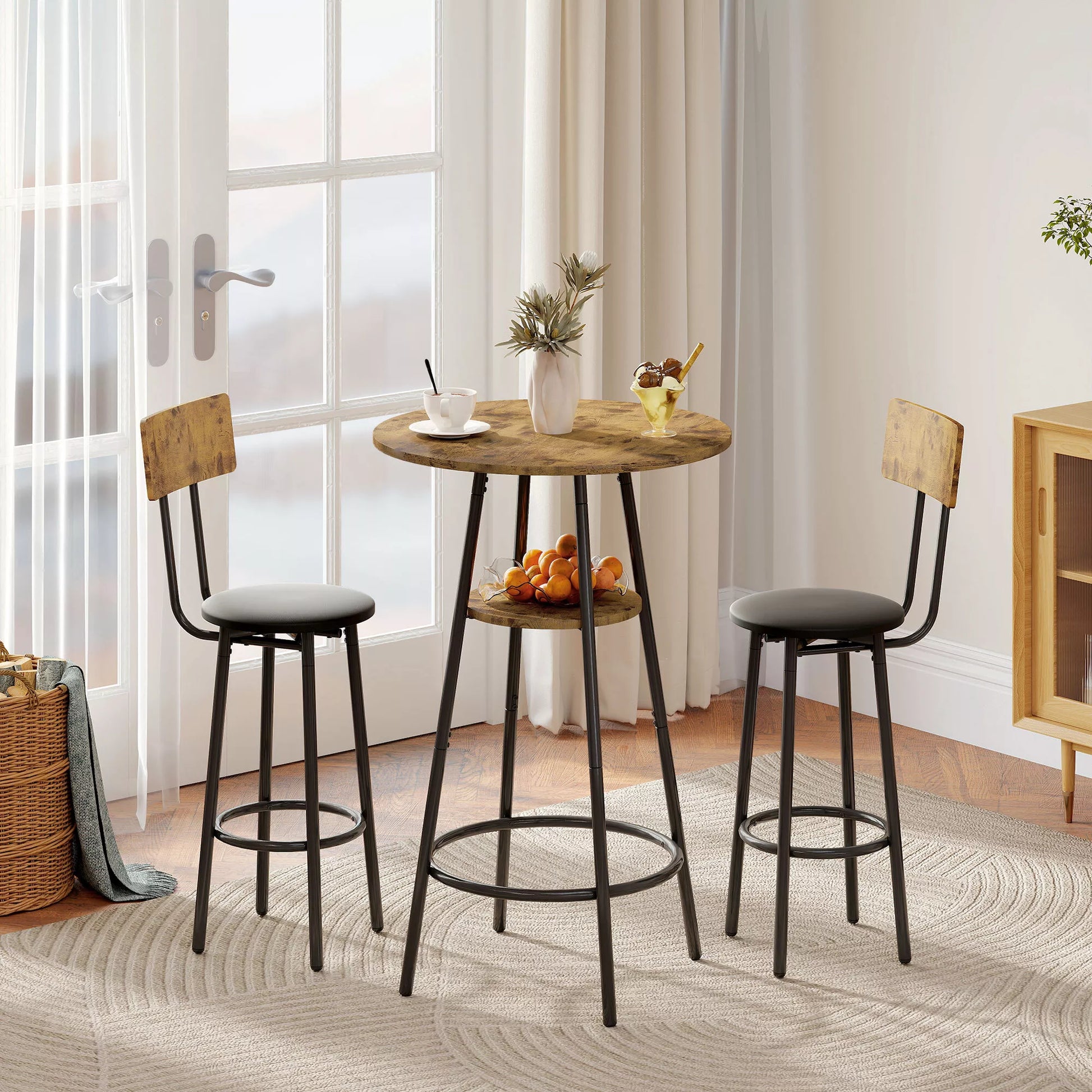 3 dalių baro stalo komplektas su 2 paminkštintomis taburetėmis, dirbtinės odos apmušalais, atlošu, metaliniu rėmu, rudas