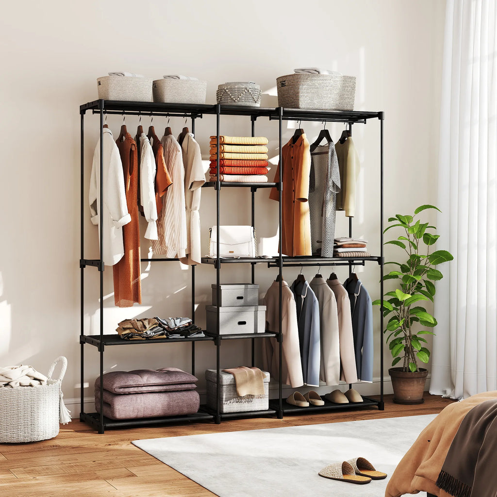 Spinta miegamajame su sukabintais drabužiais, krepšiais ir dėžutėmis
