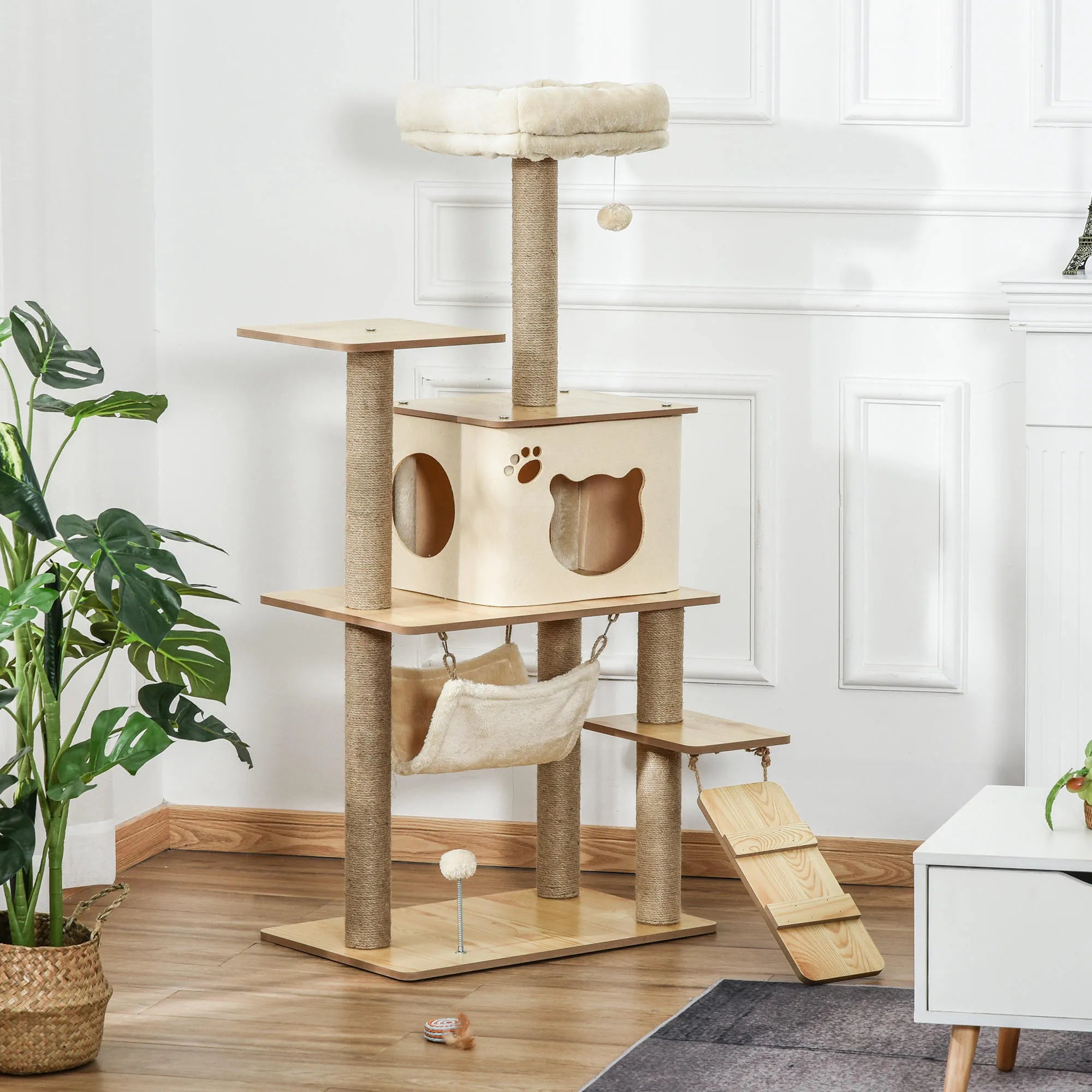 Kambario kampe šalia baltos spintelės pastatyta tuščia draslyklė