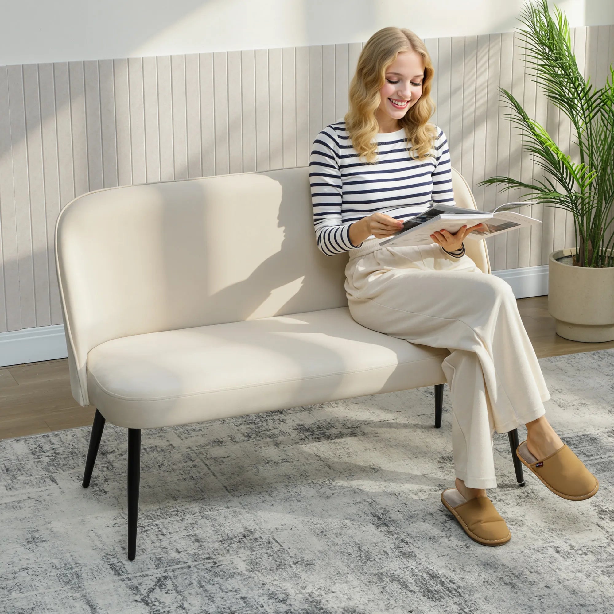 Dviejų vietų sofa, 127 cm pločio, smėlio spalvos