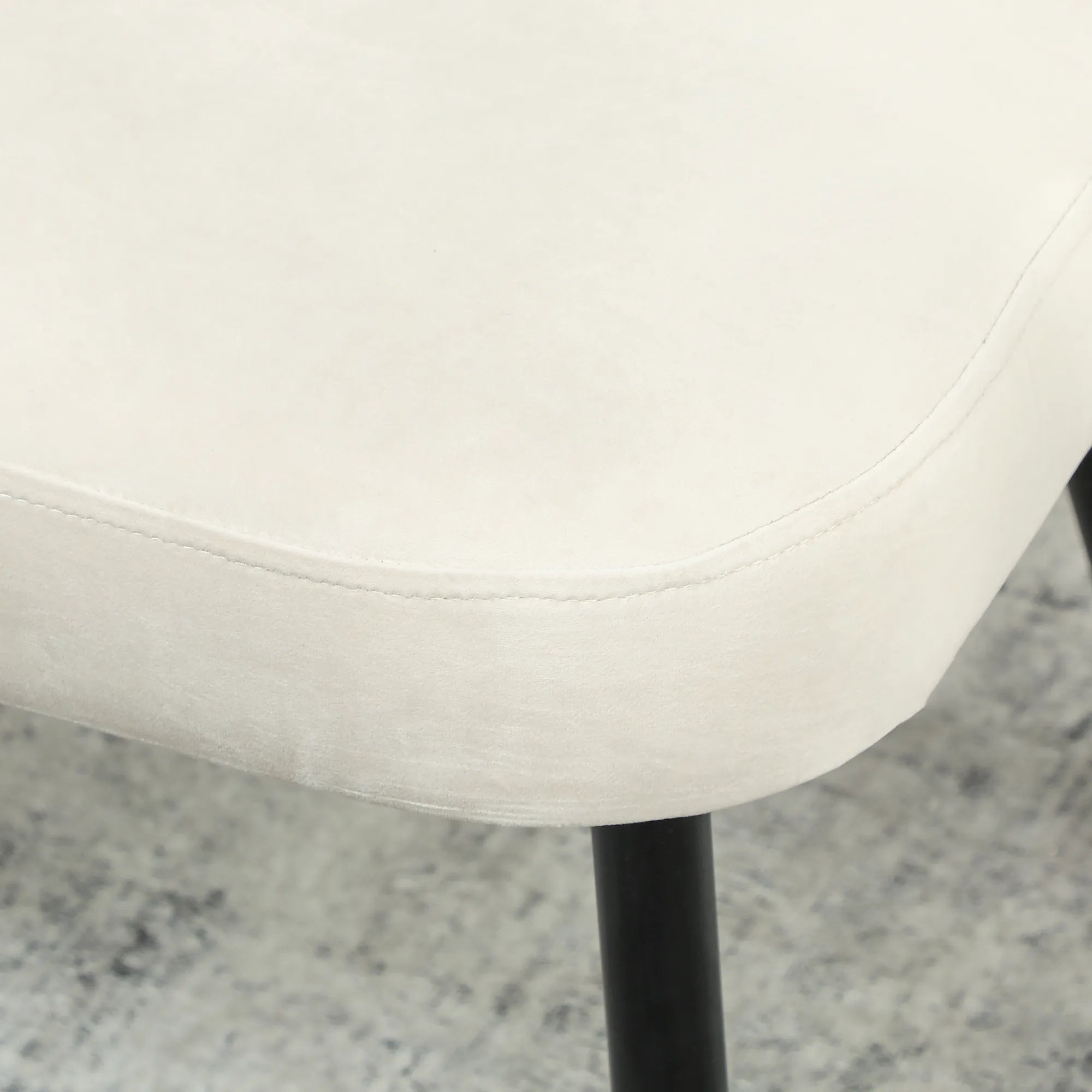 Dviejų vietų sofa, 127 cm pločio, smėlio spalvos