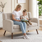 Mama su dukra jaukiai skaito knygą kartu sėdėdamos ant sofos