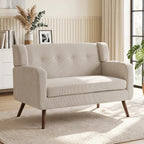 Smėlio spalvos sofa jaukioje svetainėje šalia komodos ir augalų