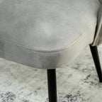 Dvivietė sofa, aksominio paviršiaus minkštas baldas, pilka
