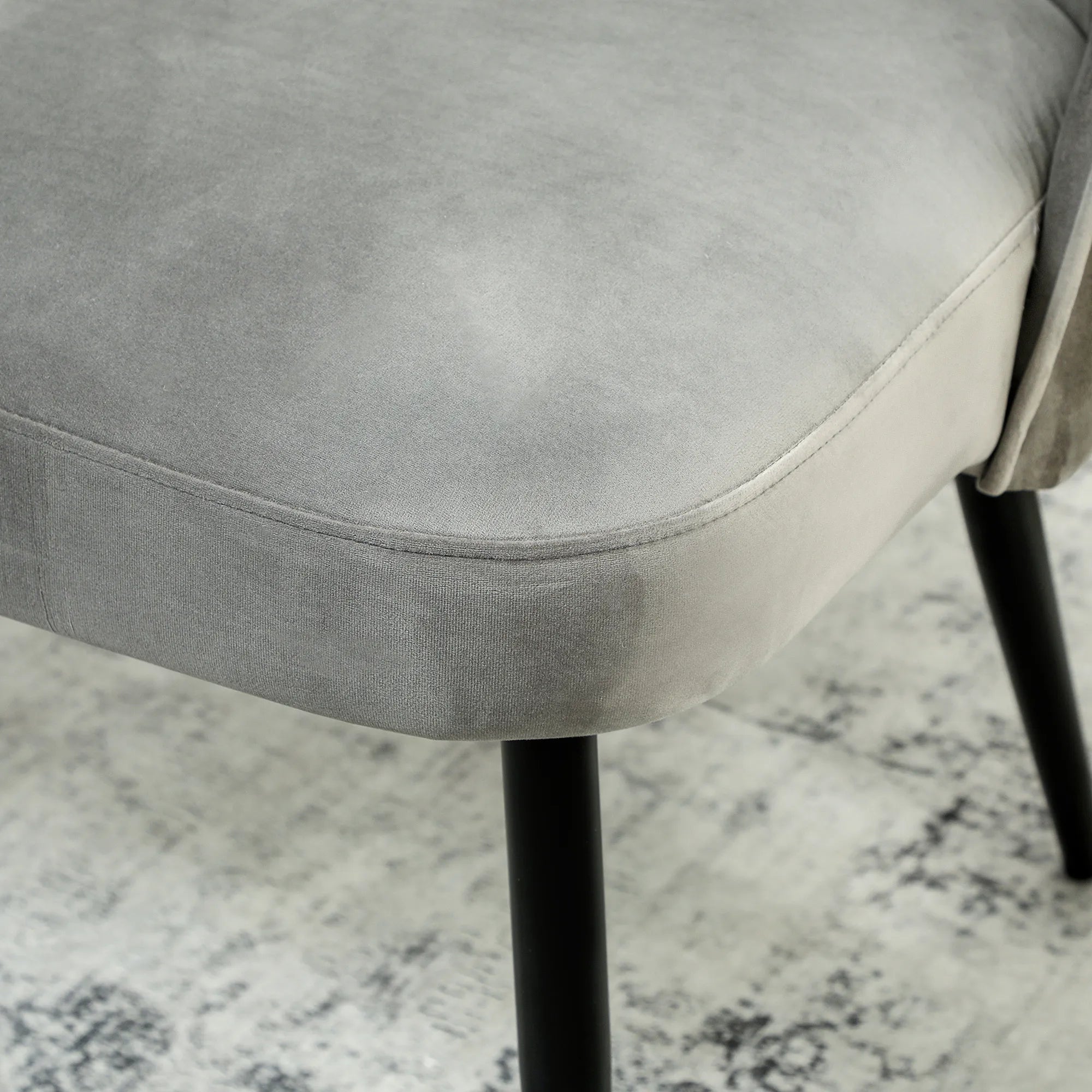 Dvivietė sofa, aksominio paviršiaus minkštas baldas, pilka