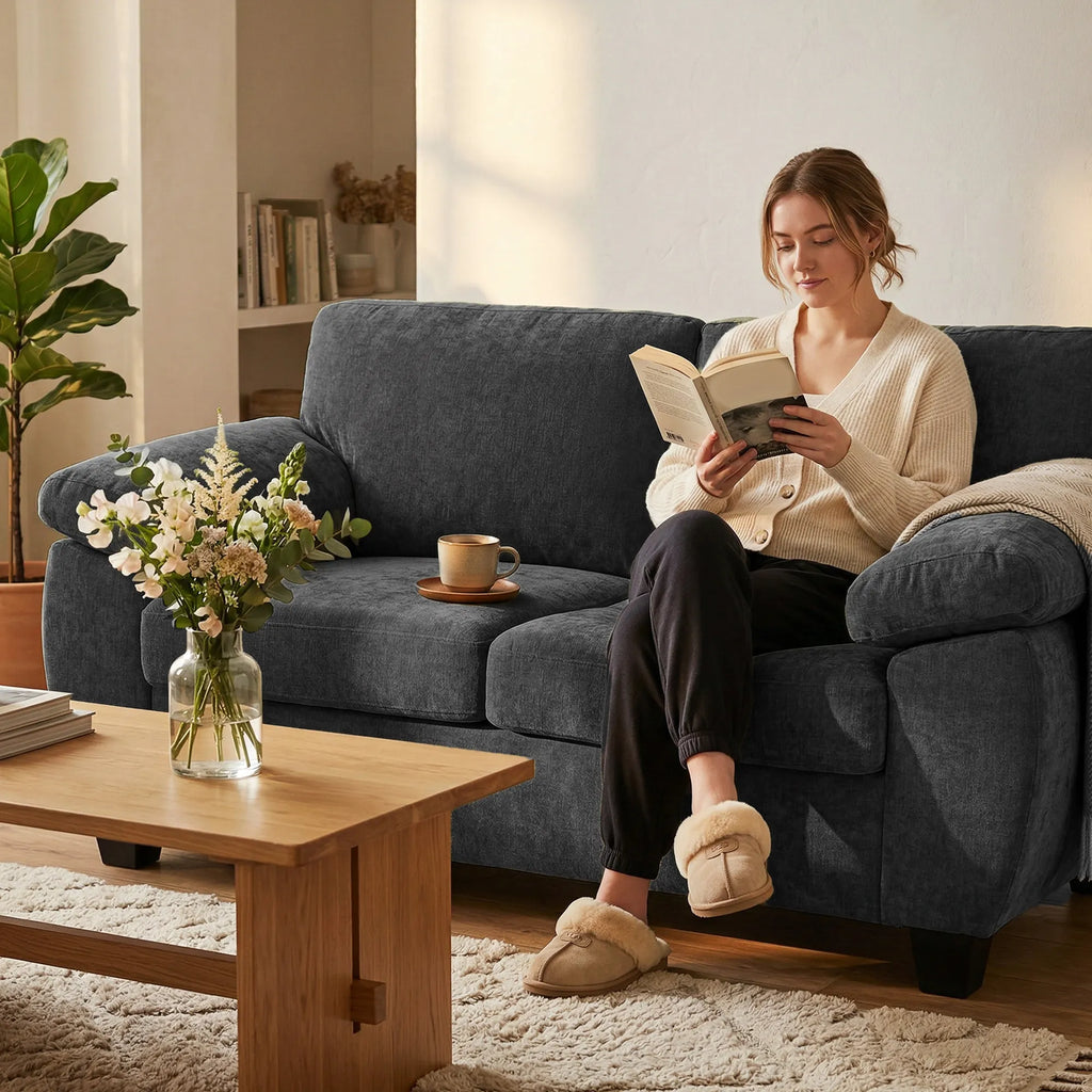 Dvivietė sofa šenilinė 156 cm su plačiais porankiais tamsiai pilka