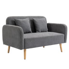 Pilka dvivietė sofa su pagalvėlėmis, vaizdas iš kito rakurso